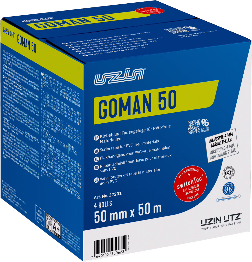 UZIN_Dummy_Goman 50-carton_2024-02 Foto van een blauw‑gele kartonnen doos van UZIN GOMAN 50 wapeningsplakband. Op de voorkant staan het UZIN‑logo, de naam 'GOMAN 50' op een gele band en gegevens als '4 rolls', '50 mm x 50 m' en artikelnummer 37201. Meertalige verwijzingen geven aan dat de tape voor PVC‑vrije materialen is. Ook zichtbaar: QR‑code, een rood rond 'switchTec – Made in Switzerland' zegel, 'including 4 mm unwinding plate', technische teksten op de zijkanten en een barcode onderaan. De doos is schuin gefotografeerd zodat twee zijden met kleine lettertjes zichtbaar zijn. Kleuren: diepblauw, geel en wit; het karton oogt stevig en glanzend.