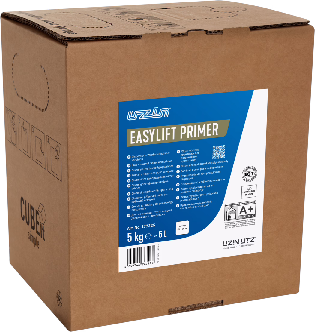 UZIN_Dummy_EasyLift Primer-5kg_2023-09 Foto van een grote bruine gegolfde kartonnen doos die rechtop staat met een duidelijk blauw-wit productlabel aan de voorkant met de tekst 'EASYLIFT PRIMER'. Het etiket toont het UZIN-logo, technische pictogrammen, een streepjescode en de hoeveelheidaanduiding '5 kg ≈ 5 L' en omschrijft het product als een dispersieprimer voor vloerinstallatie. De doos heeft uitgestanste draaghandvatten aan de zijkanten, gedrukte montage- en hanteringspictogrammen, een klein 'CUBEit simple'-logo op het linker paneel en gevouwen kleppen aan de bovenkant; het kraftoppervlak toont de natuurlijke papierstructuur. De afbeelding richt zich op de winkelverpakking en geeft een duidelijke weergave van de etikettekst en certificeringsaanduidingen (waaronder een A+ binnenemissierating) en presenteert de verpakking als speciaal bedoeld voor vakmensen in vloeren en bouw.