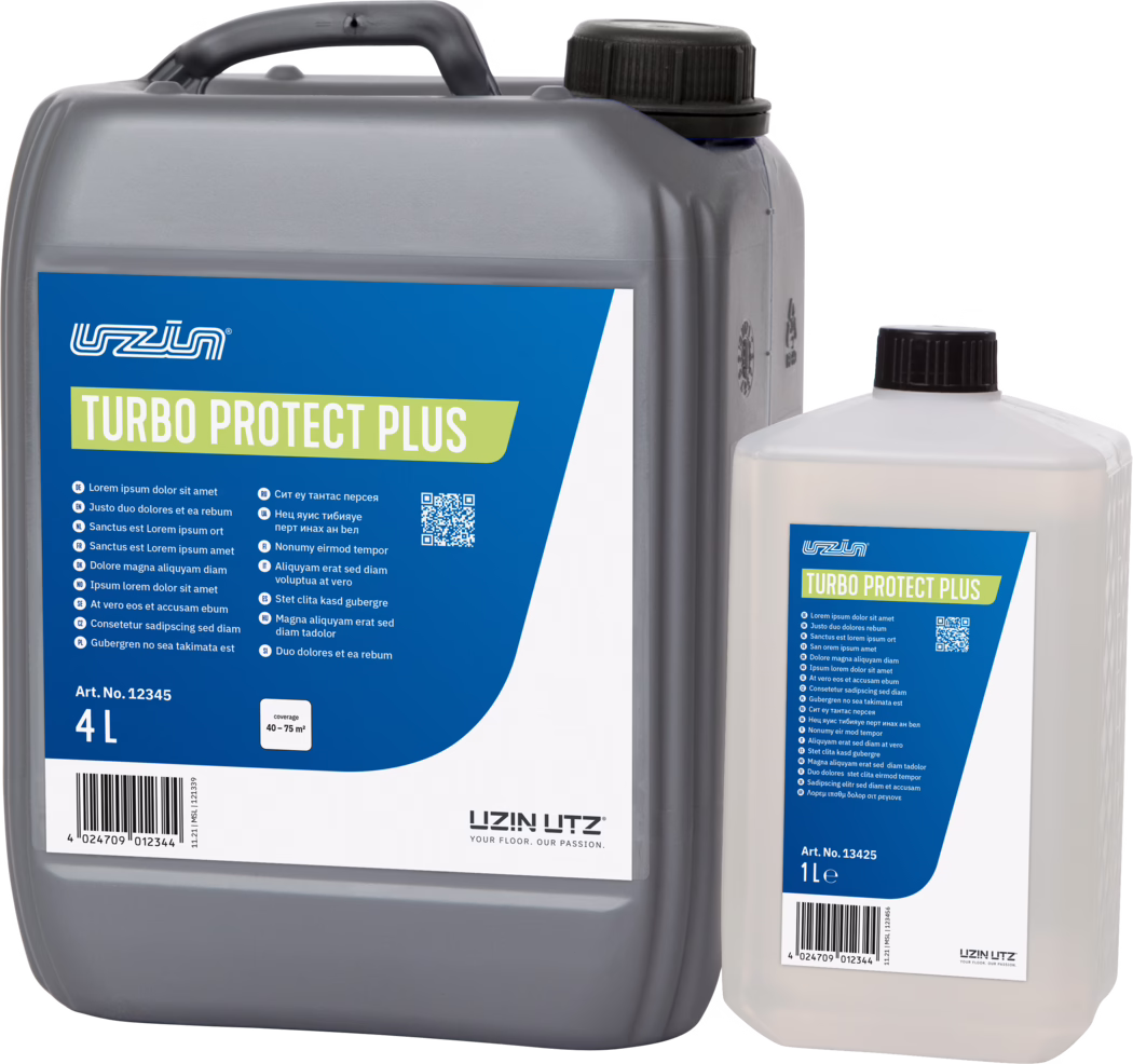 Close‑upfoto van twee plastic kannen: een grote grijze 4‑liter jerrycan links en een kleinere halfdoorzichtige 1‑liter fles rechts. Beide hebben blauwe rechthoekige etiketten met groene accenten met de tekst 'TURBO PROTECT PLUS' en het UZIN UTZ‑logo. De grijze jerrycan heeft een zwarte schroefdop en een geïntegreerde handgreep bovenop; de witte fles heeft ook een zwarte dop. Op de etiketten staan kleine meertalige tekstregels, een QR‑code, artikelnummers (Art. No. 12345 en 13425), een streepjescode en informatie over dekking. De opname is gemaakt op een witte achtergrond en richt zich op de etiketten, doppen en bovenste delen van de vaten.