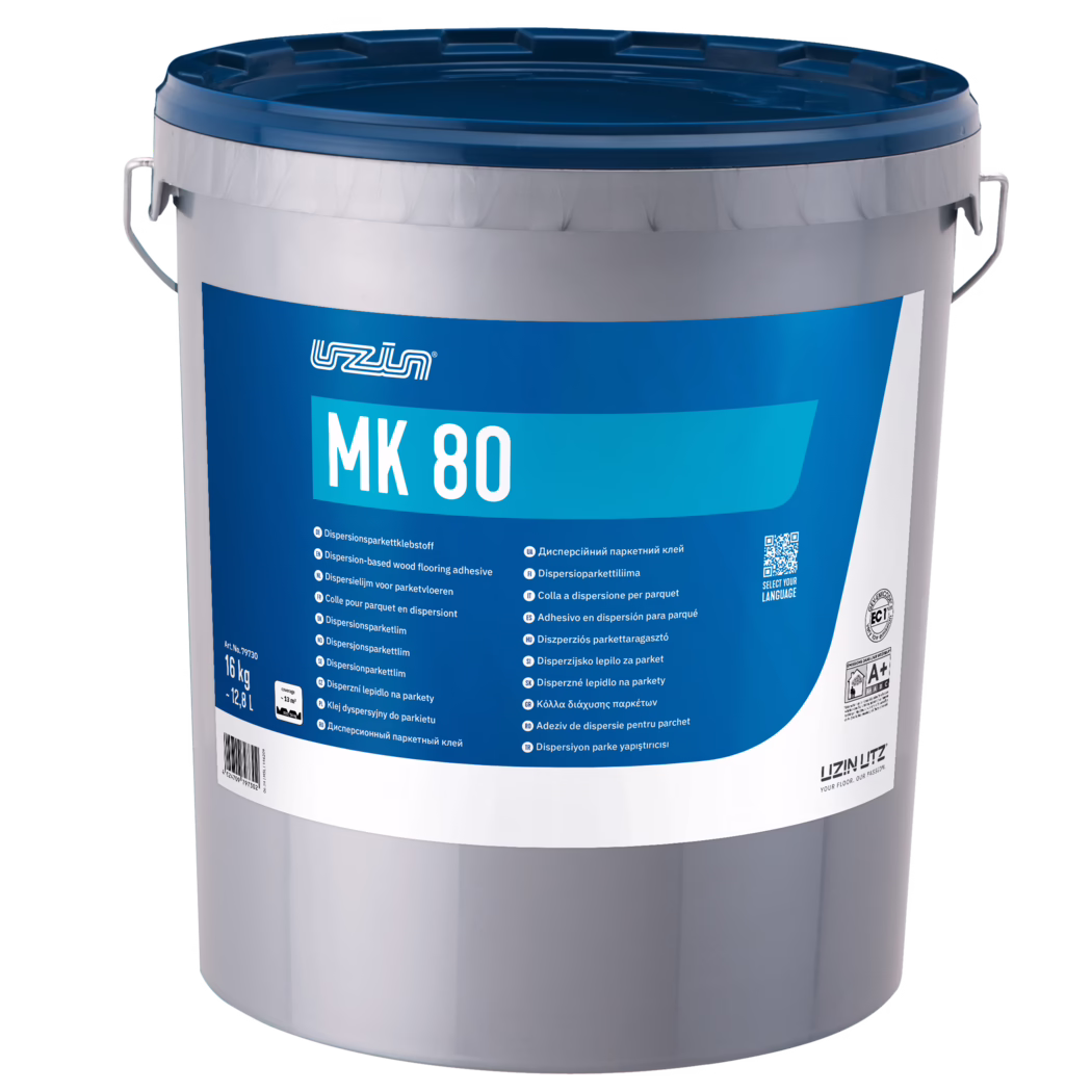 UZIN_Dummy_MK 80-16kg_2024-06 Grote grijze kunststofemmer met een blauw klikdeksel en metalen draaghendel, voorzien van het etiket 'MK 80' van het merk UZIN. Het blauwe voorlabel toont de productnaam MK 80 in grote witte letters, meertalige tekst die aangeeft dat het om een dispersielijm voor houten vloeren gaat, en technische gegevens zoals netto gewicht '16 kg' en inhoud '12,8 L'. De productfoto op een neutrale witte achtergrond met gelijkmatige belichting benadrukt het gladde kunststof oppervlak, de gevormde dekselrand en het gebogen labelontwerp. Geschikt voor e‑commerce, technische fiches of catalogusvermeldingen.