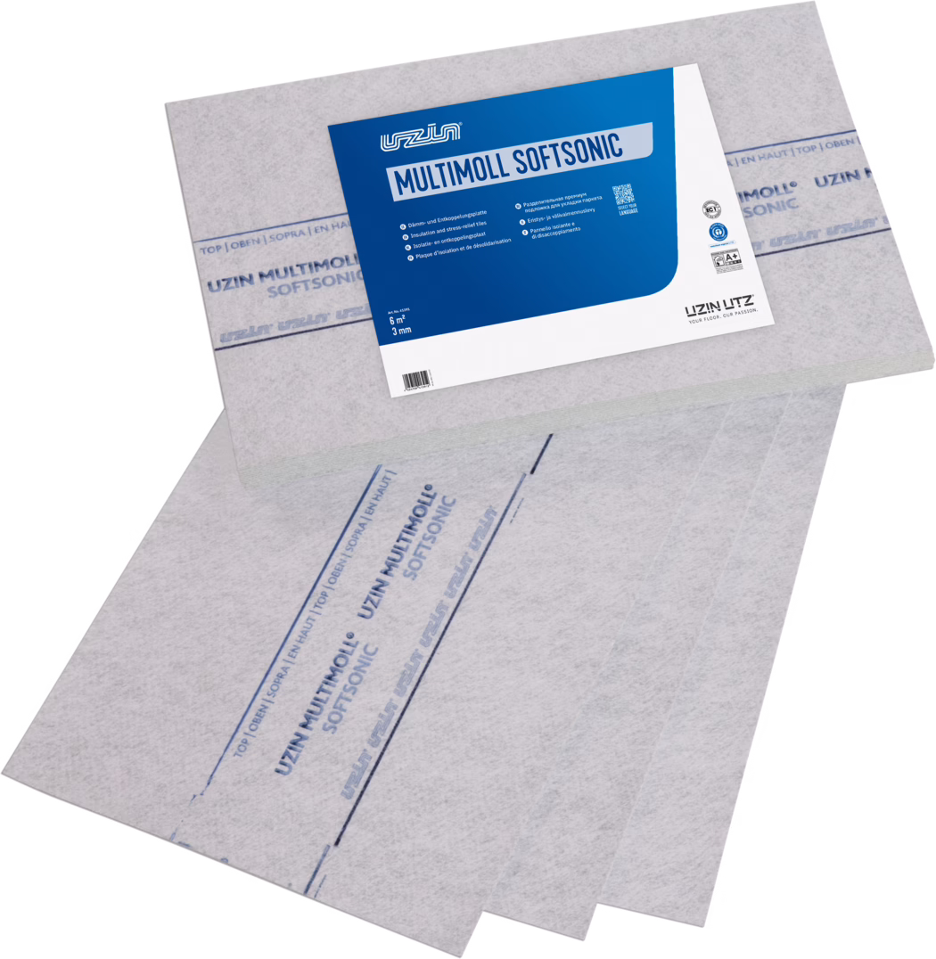 UZIN_Dummy_Multimoll Softsonic_2024-09 Grijze vezel ondervloerbladen met opschrift 'UZIN MULTIMOLL SOFTSONIC'. Drie dunne platen zijn uitgespreid, één ligt bovenop en toont een groot blauw-wit productlabel met de productnaam, specificaties (6 m², 3 mm), kleine pictogrammen en het UZIN-logo. De platen hebben blauwe markeerlijnen en herhaald merktekst en zijn bedoeld als trilling- en geluidsisolatie onder vloeren zoals laminaat, parket of vinyl.