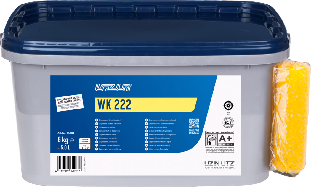 UZIN_Dummy_WK 222-6kg_2025-11 Een rechthoekige grijze kunststofcontainer met donkerblauw klikdeksel en een blauw‑gele etiket met 'WK 222'. De verpakking is gemarkeerd met '6 kg (~5,0 L)' en toont technische pictogrammen, een barcode en meertalige productinformatie. Aan de rechterzijde is een gele spons in plastic verpakt bevestigd. Het etiket toont het merk 'Uzin Utz' en een A+ symbool voor binnenluchtemissies. Foto op witte achtergrond, scherp en gelijkmatig verlicht.